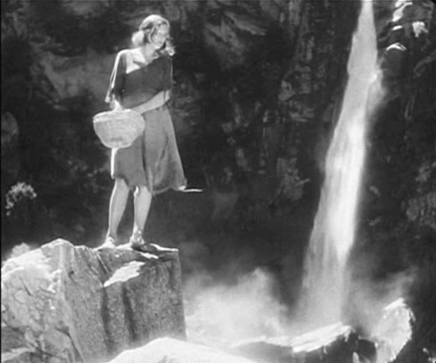 Una scena del film “La bella maledetta” sotto la cascata. 