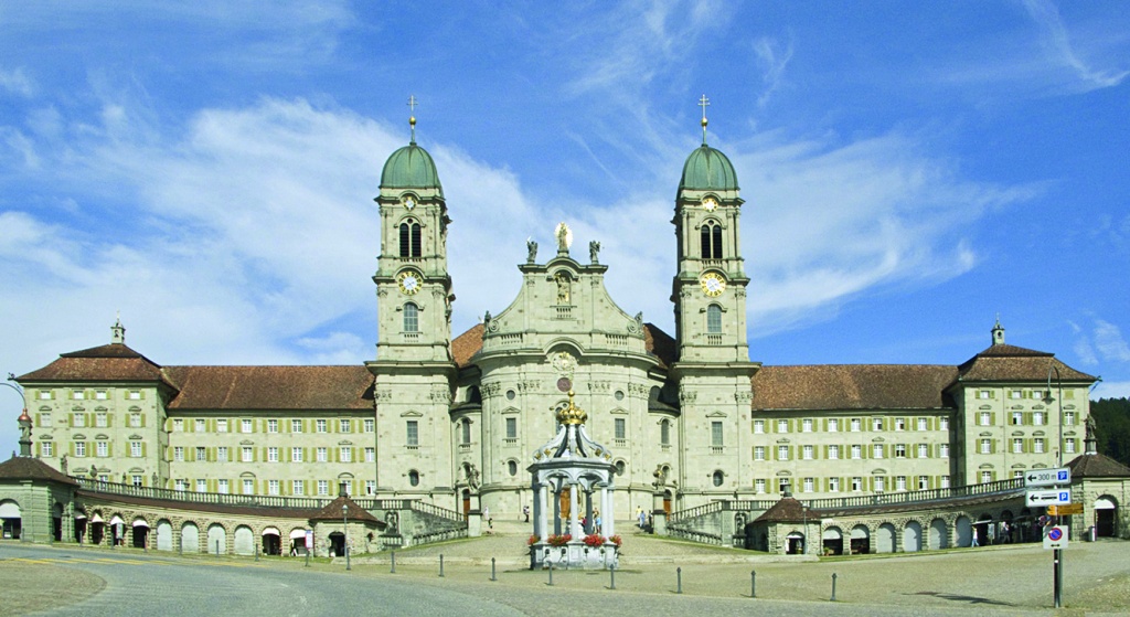 Il Santuario di Maria all’Abbazia di Einsiedeln è visitato da 200.000 pellegrini ogni anno. È il terzo santuario mariano più famoso in Europa ed è una delle principali tappe sul Cammino di Santiago di Compostela. 