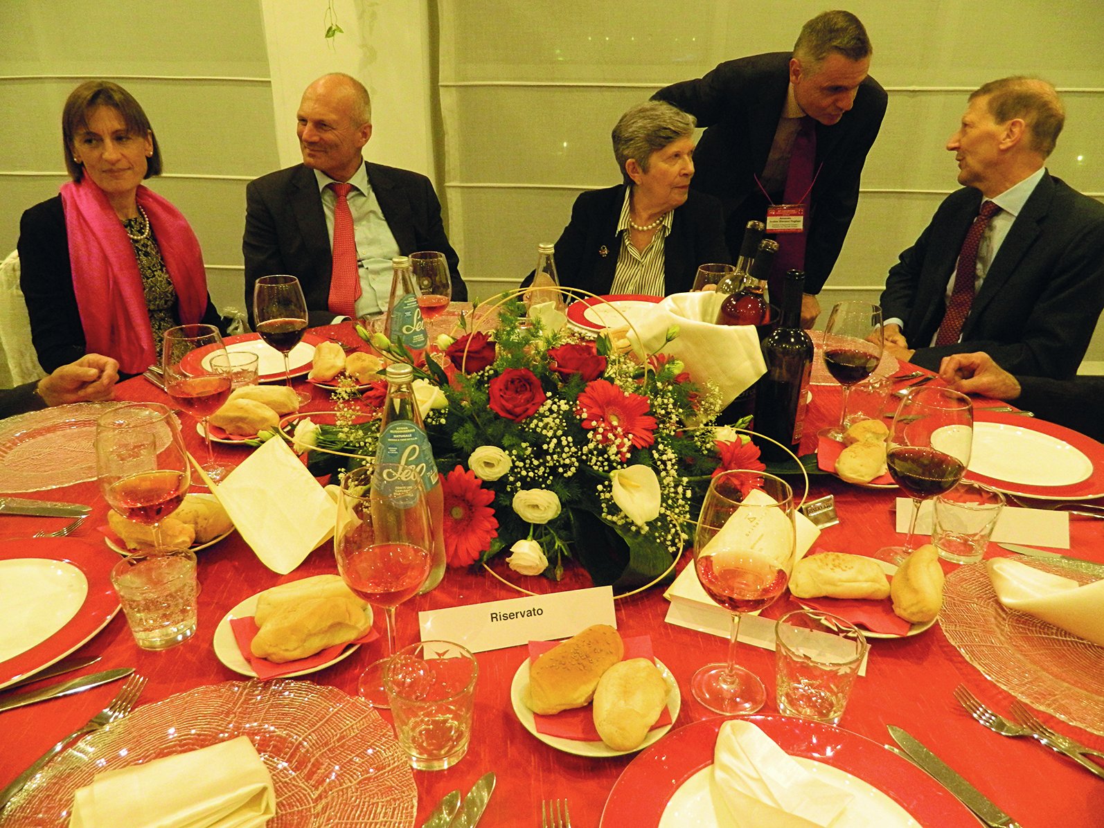 Alla cena ufficiale: la presidente (al centro) con l’ambasciatore e il direttor Burri.