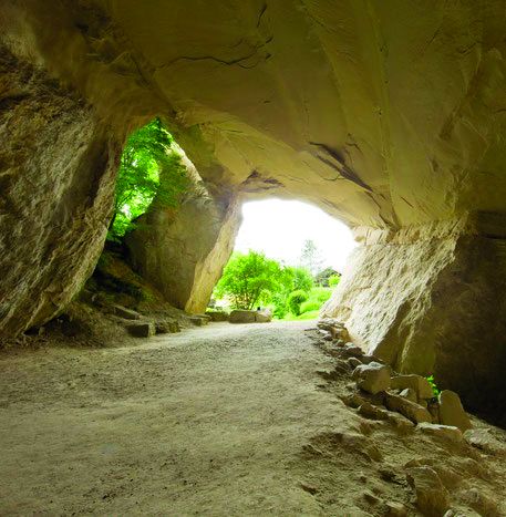 La grotta con proprietà terapeutiche da lei scoperta a Würenlos e uno degli oltre 400 disegni eseguiti da E. Kunz.