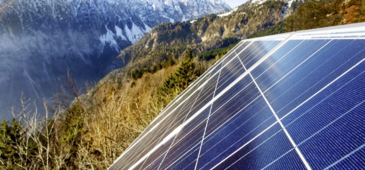 Risvegliato dalla guerra, il solare svizzero spera nel sole delle Alpi